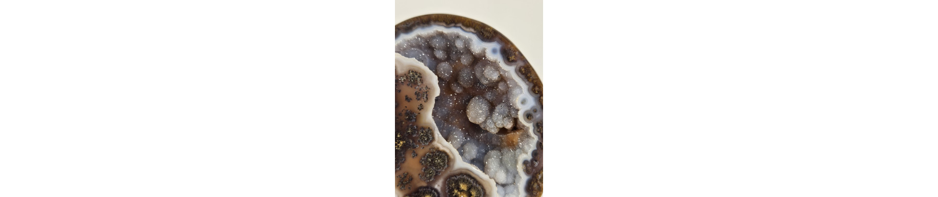 GEODINO DE ÁGATA EN PEANA DE HIERRO (269 gr)