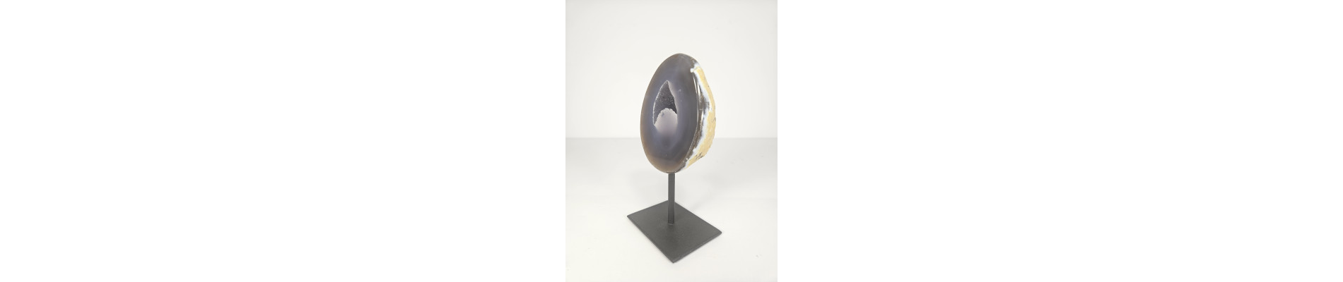 GEODINO DE ÁGATA EN PEANA DE HIERRO (623 gr.)
