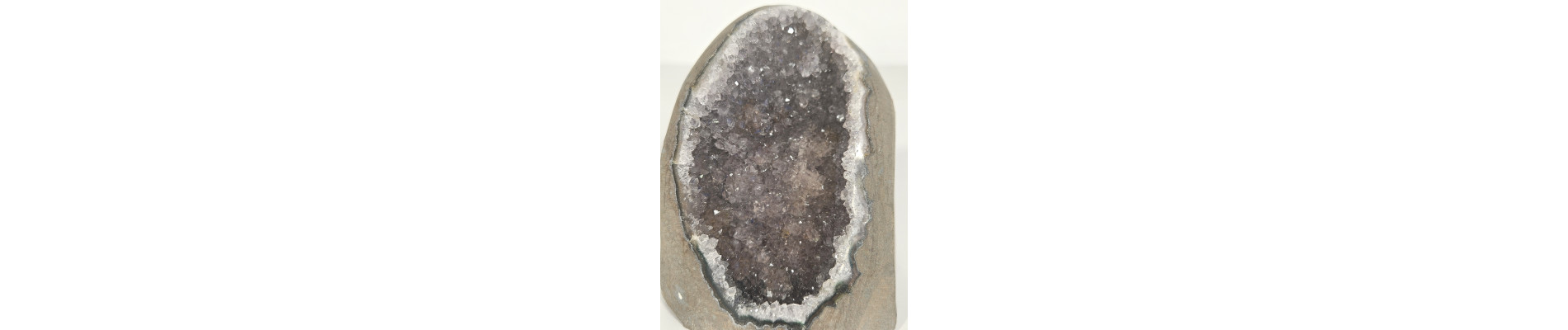 GEODA DE AMATISTA CORTADA Y PULIDA (740 gr)