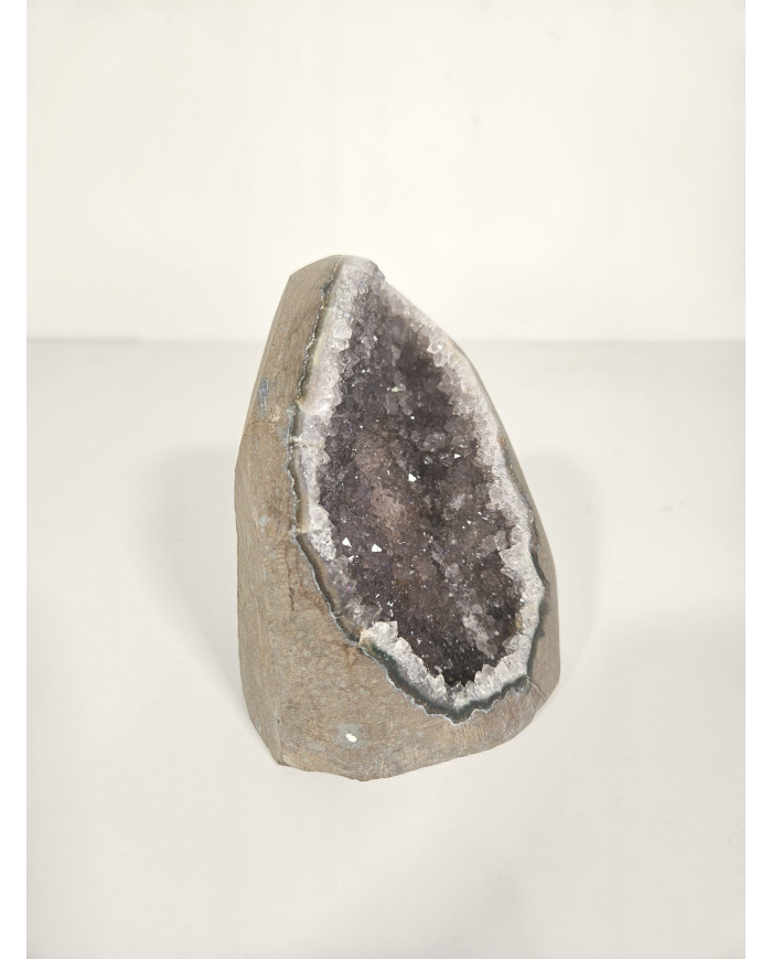 GEODA DE AMATISTA CORTADA Y PULIDA (740 gr)