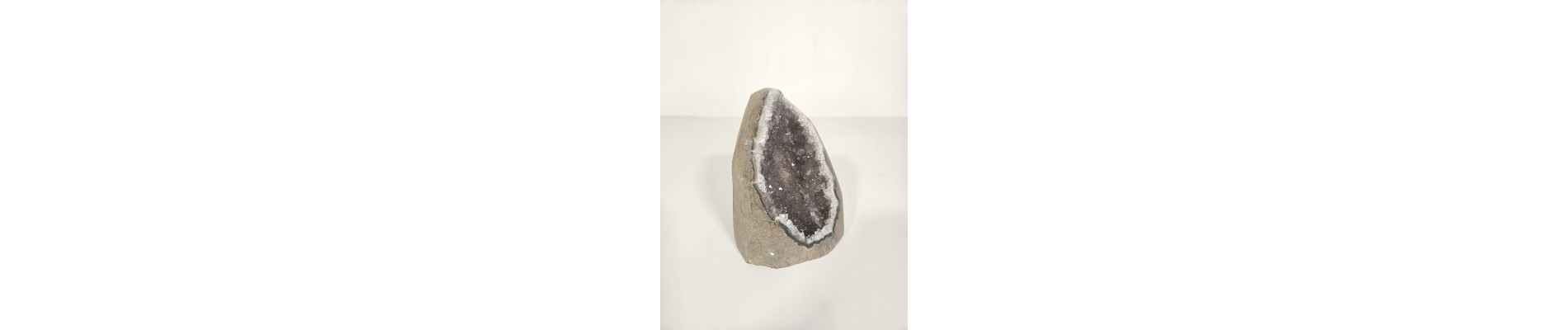 GEODA DE AMATISTA CORTADA Y PULIDA (740 gr)