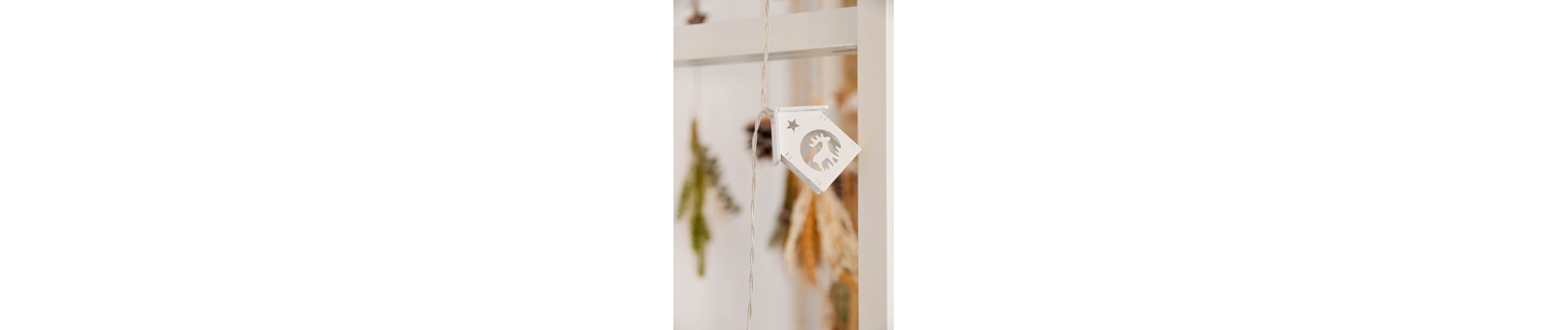 GUIRNALDA LED MDF 120X4X6 CASAS BLANCO